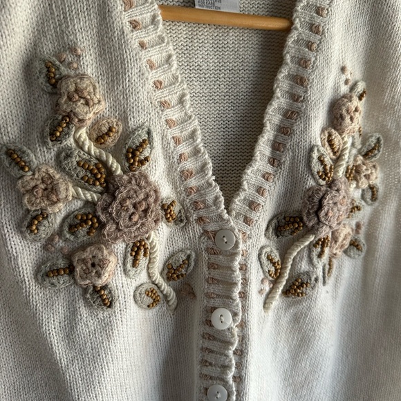 Vintage Embroidered Knit Vest with 3D Floral Design - Picture 3 of 6